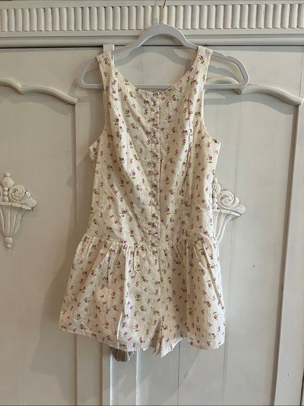 Storia Floral Eyelet Button-Front Sleeveless Romper in Cream with Pink Flowers M